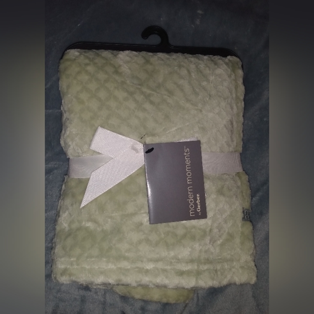 New Modern Moments by Gerber Baby Boy Sage Sculpted Plush Blanket Infant 30"x40"